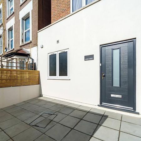 Cosy Tooting Retreat: 2-Bed Gem Londres Exterior foto