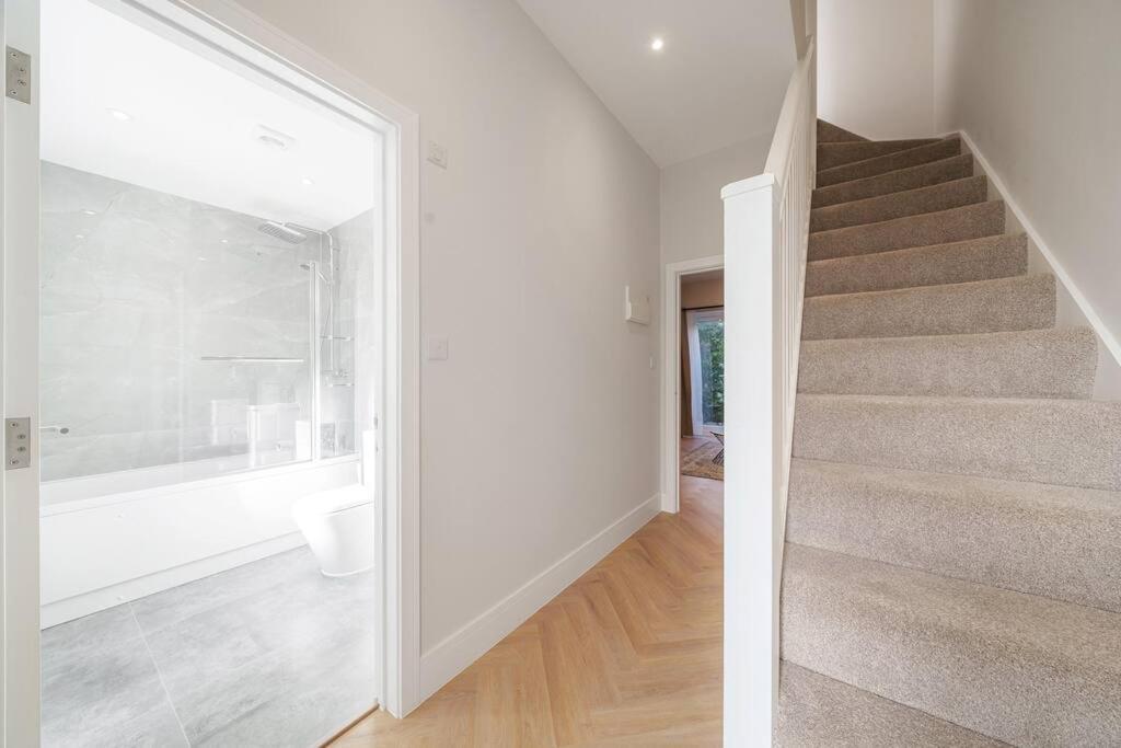 Cosy Tooting Retreat: 2-Bed Gem Londres Exterior foto