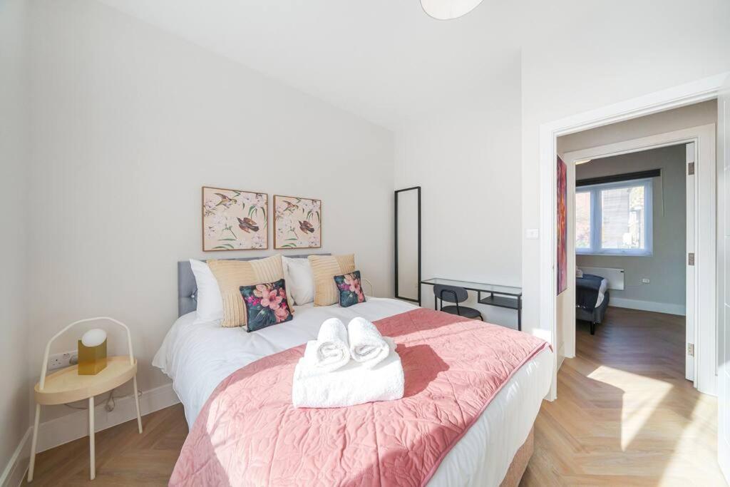 Cosy Tooting Retreat: 2-Bed Gem Londres Exterior foto