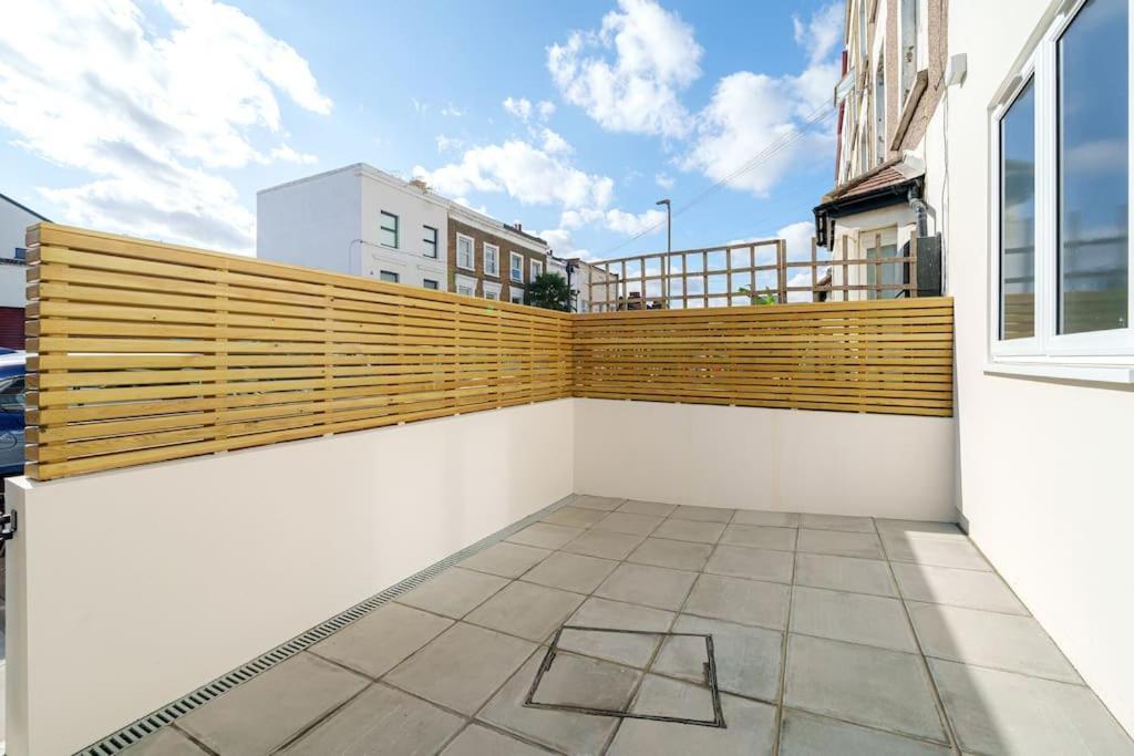 Cosy Tooting Retreat: 2-Bed Gem Londres Exterior foto