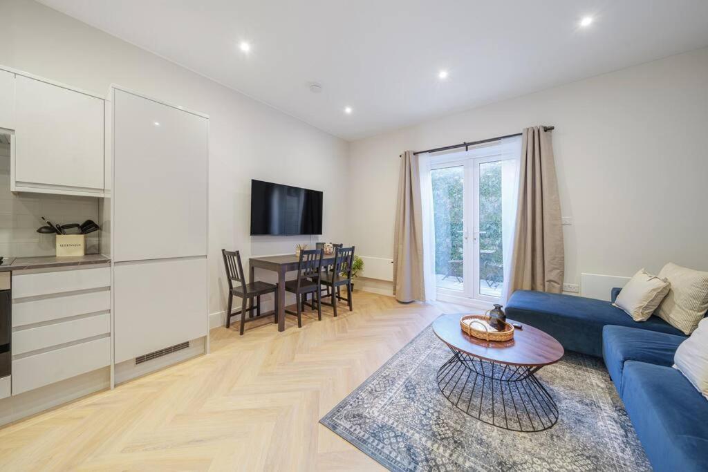 Cosy Tooting Retreat: 2-Bed Gem Londres Exterior foto