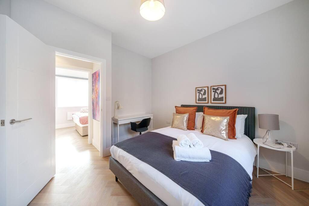 Cosy Tooting Retreat: 2-Bed Gem Londres Exterior foto