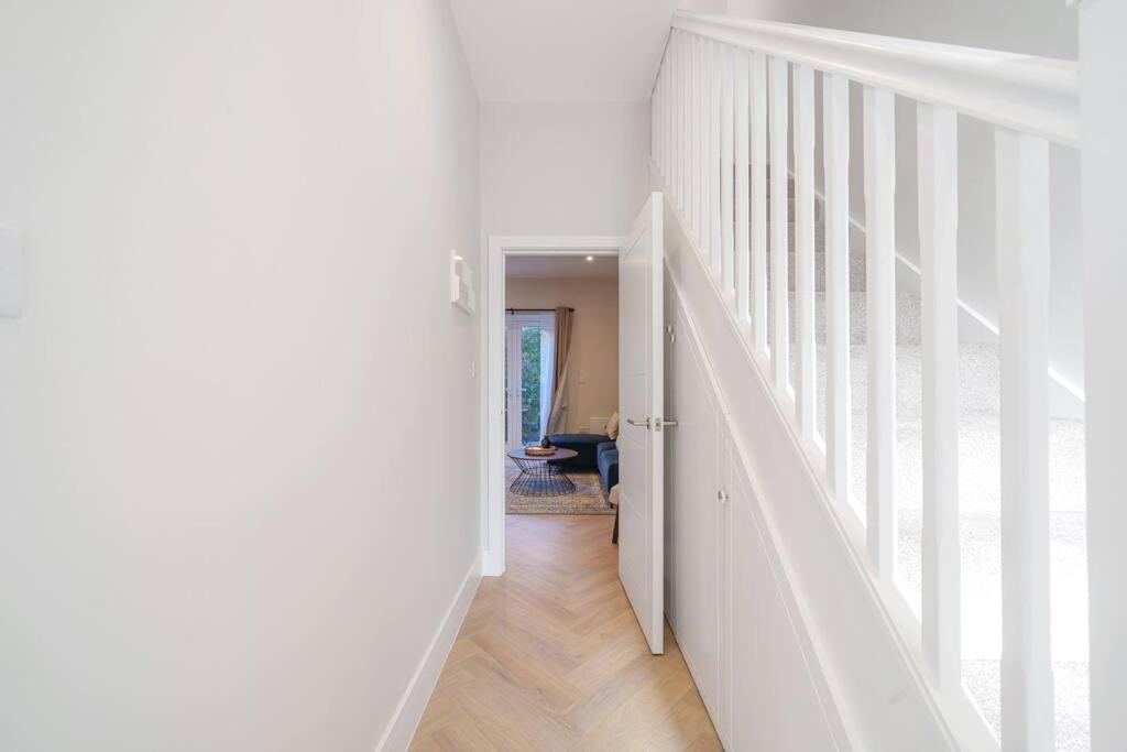 Cosy Tooting Retreat: 2-Bed Gem Londres Exterior foto