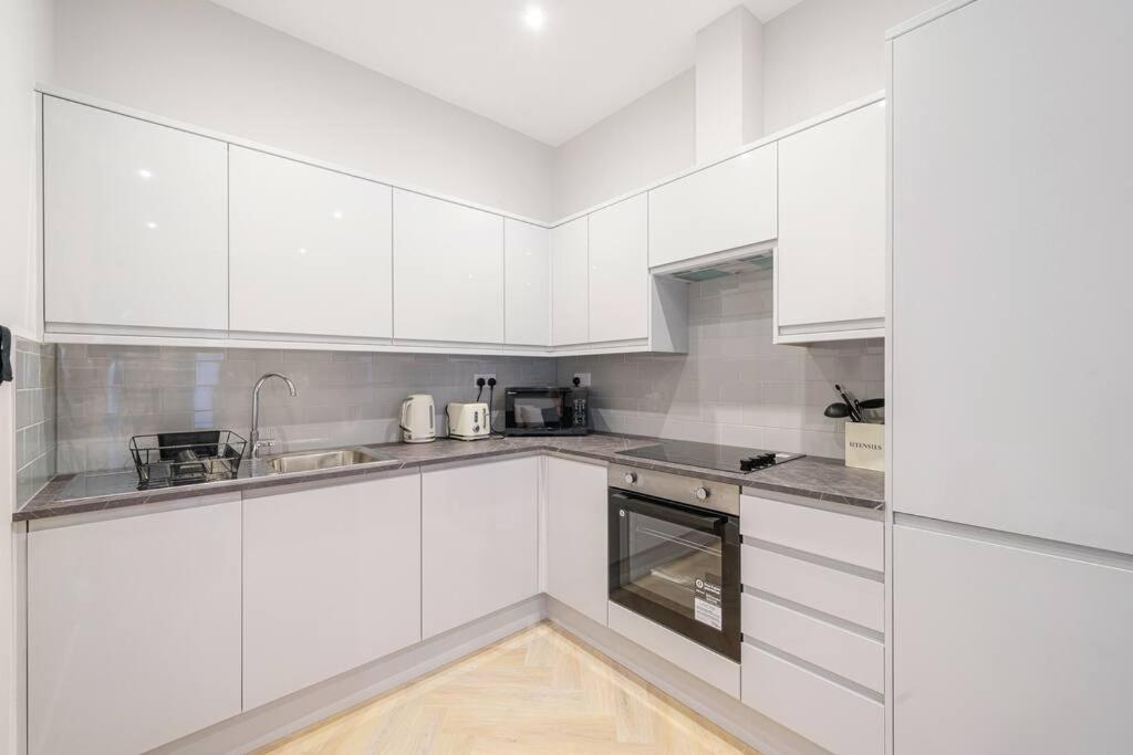 Cosy Tooting Retreat: 2-Bed Gem Londres Exterior foto