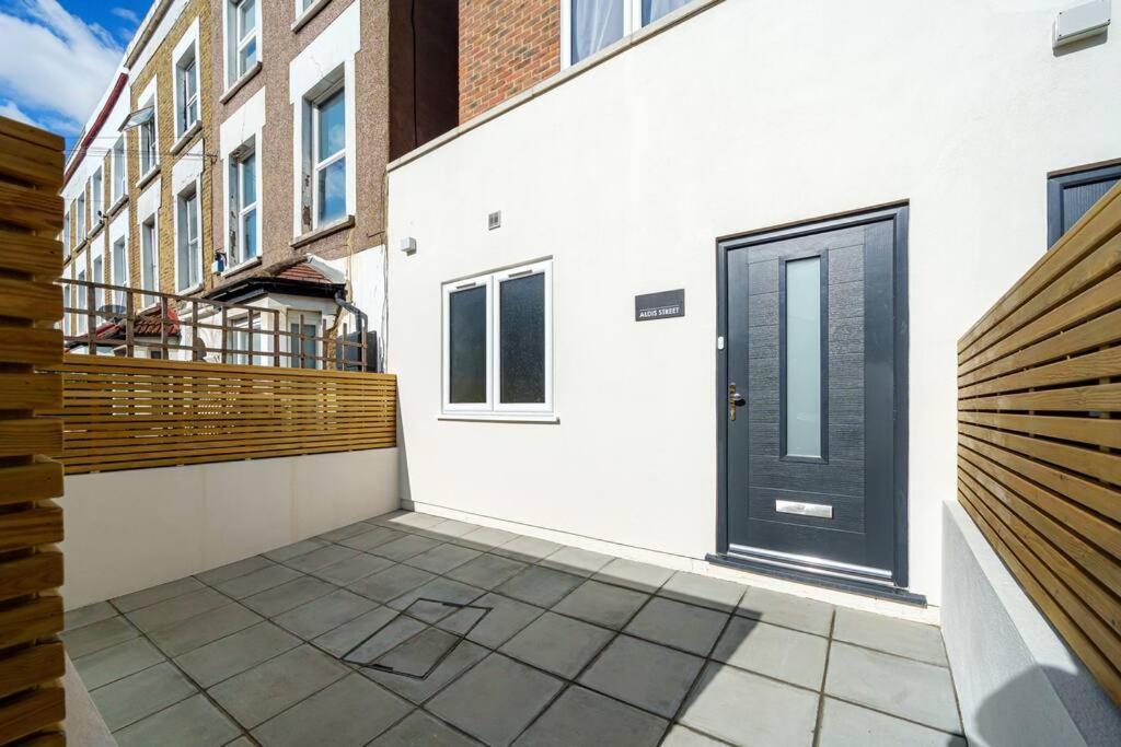 Cosy Tooting Retreat: 2-Bed Gem Londres Exterior foto