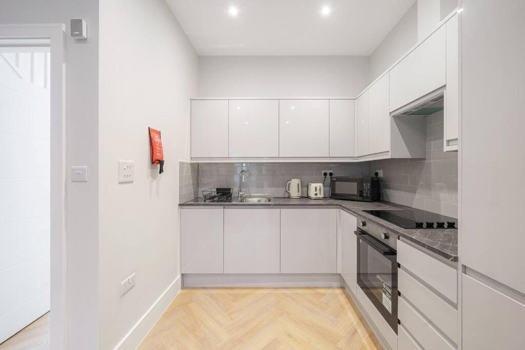 Cosy Tooting Retreat: 2-Bed Gem Londres Exterior foto